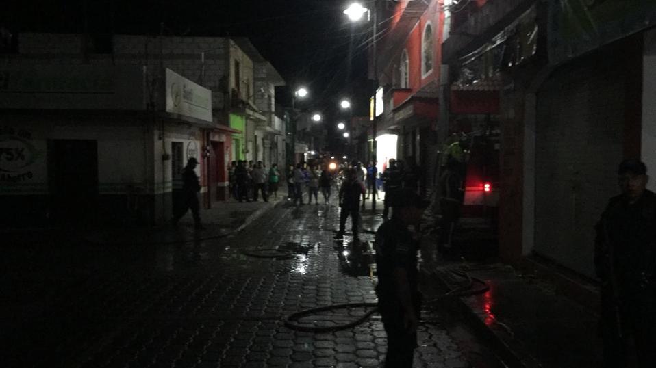 Tres menores de edad resultaron intoxicados luego del incendio de cinco puestos de pirotecnia. (Especial)