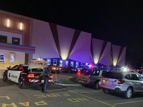 La propuesta se llevó a cabo cerca de un cine, lo que provocó la evacuación de las personas que se encontraban en él (Facebook).