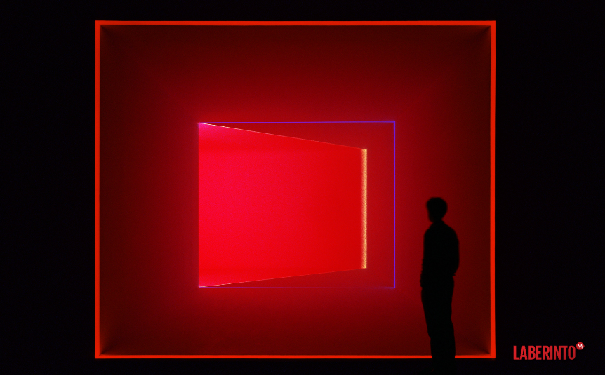Turrell transforma la tecnología en una pregunta: ¿qué hay detrás de la luz? (Foto: Florian Holzherr)