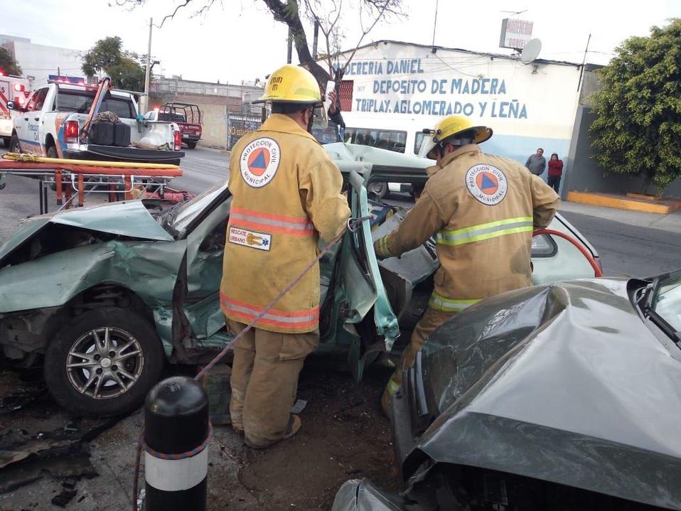 Automovilista resultó prensado tras choque en la colonia Santa María. (Especial)