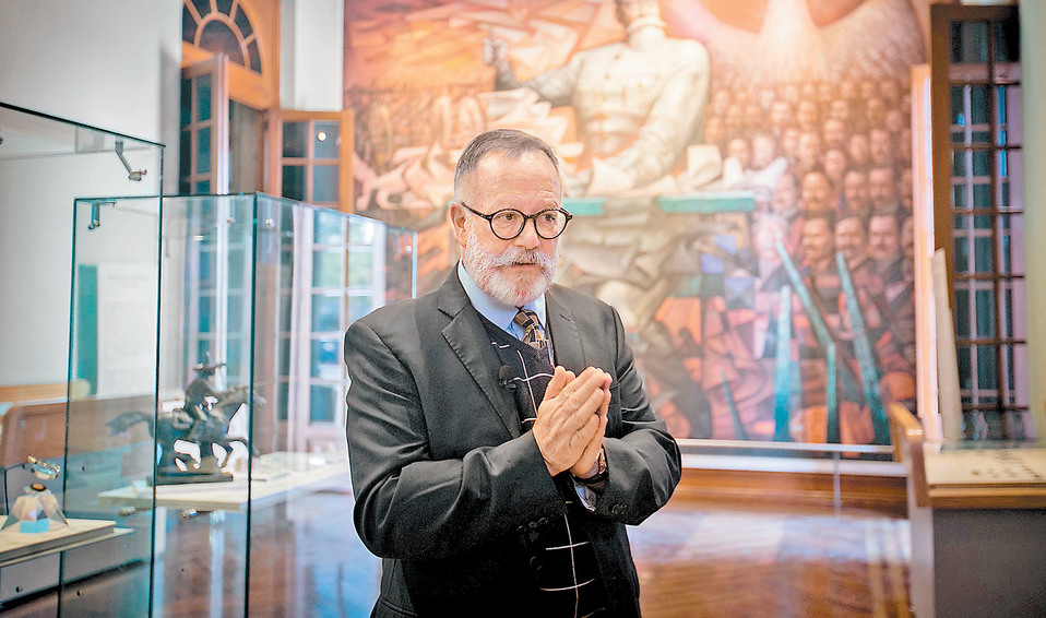 El director del Museo Nacional de Historia de Chapultepec ante el mural ‘La Constitución de 1917’, realizado por Jorge González Camarena. (A.  López)
