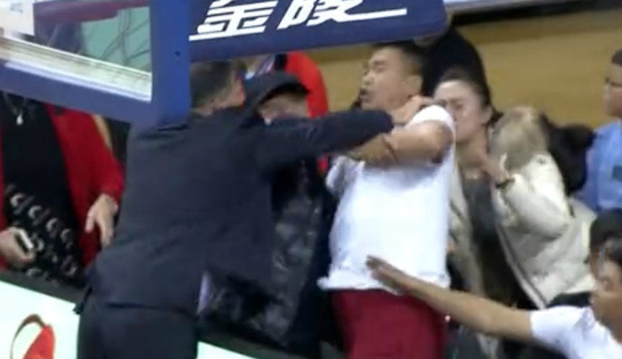 Entrenador de basquetbol se agarró a cachetadas con un aficionado (Especial)
