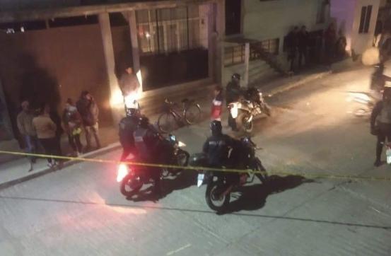 Hallan baleado y con narcomensajes el cadáver de un joven en Texmelucan. (Especial)