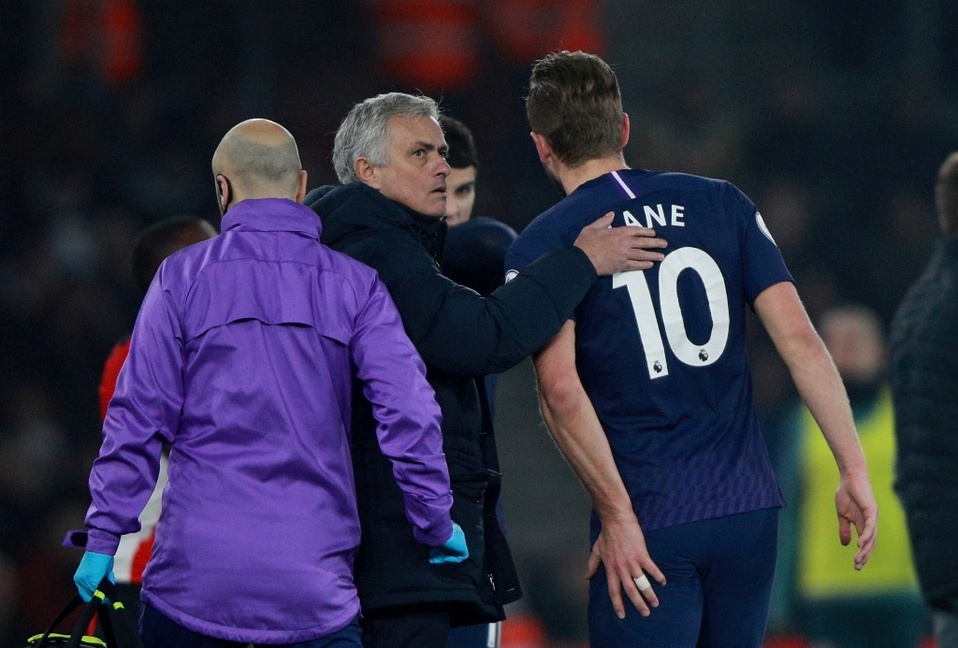 Harry Kane sale lesionado durante el partido de Año Nuevo contra el Southampton (Reuters)