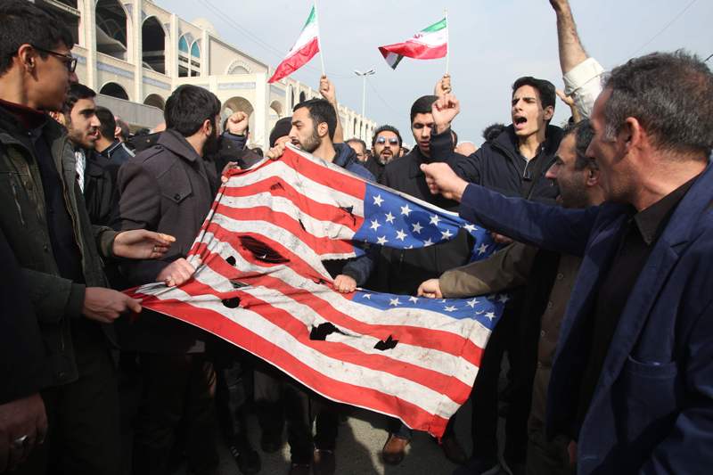 Miles de iraníes protestaron por la muerte del general Qasem Soleimani. (AFP)