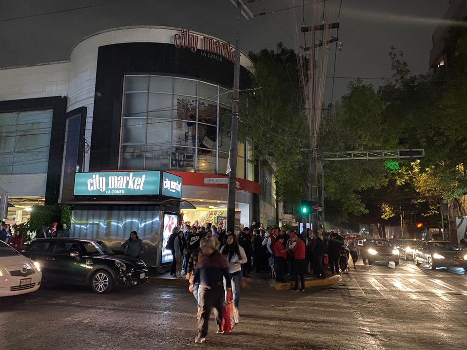 Personas desalojaron inmuebles tras activación de alerta sísmica en la CdMx. (Pablo Escobedo)