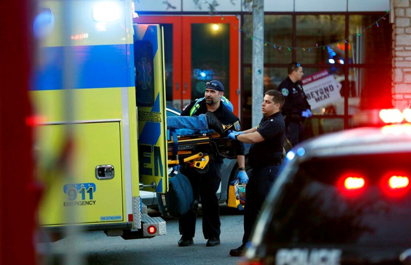 Policía y servicios de emergencia se encuentran laborando en la zona del ataque. (AP)