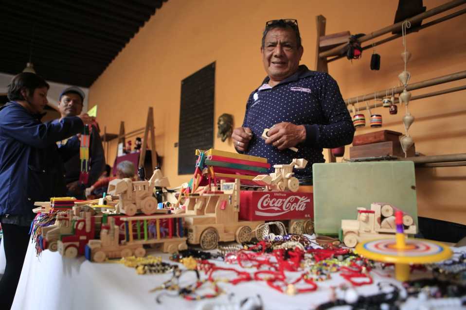 Los productores expondrán sus piezas en las instalaciones de la Casa de Cultura de 10 a 19 horas hasta el próximo 5 de enero. (Andrés Lobato)