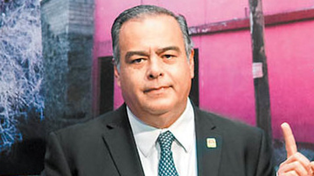 Raymundo Collins interpone juicio de amparo contra orden de captura
