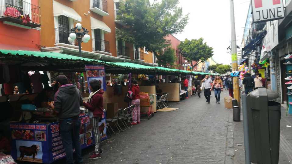 Sánchez Galindo solicitó no “ver mal” al comercio informal, pues dijo que “el sol sale para todos”. (Andrés Lobato)