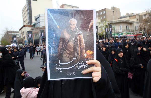 Al grito de "¡muerte a EU!", miles de iraquíes despiden a Soleimani. EFE