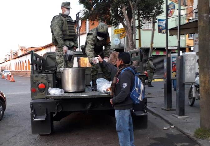 Los militares reparten bebidas calientes y pan a la población en Edomex. | Verónica Diaz