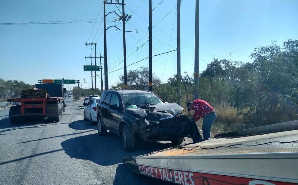 Auto es impactado por tren al intentar ganarle el paso en Escobedo, NL ...
