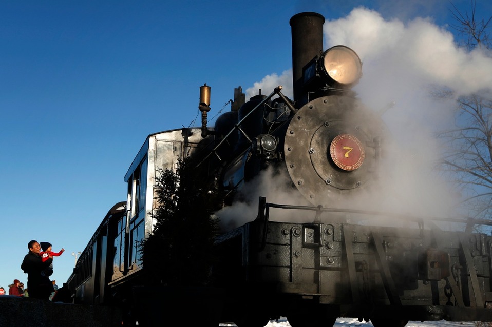 Varias personas observan una locomotora de vapor. (AP)