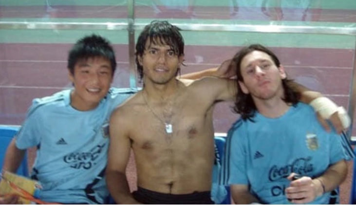 Wu Lei con Lionel Messi y Sergio Agüero (Especial)
