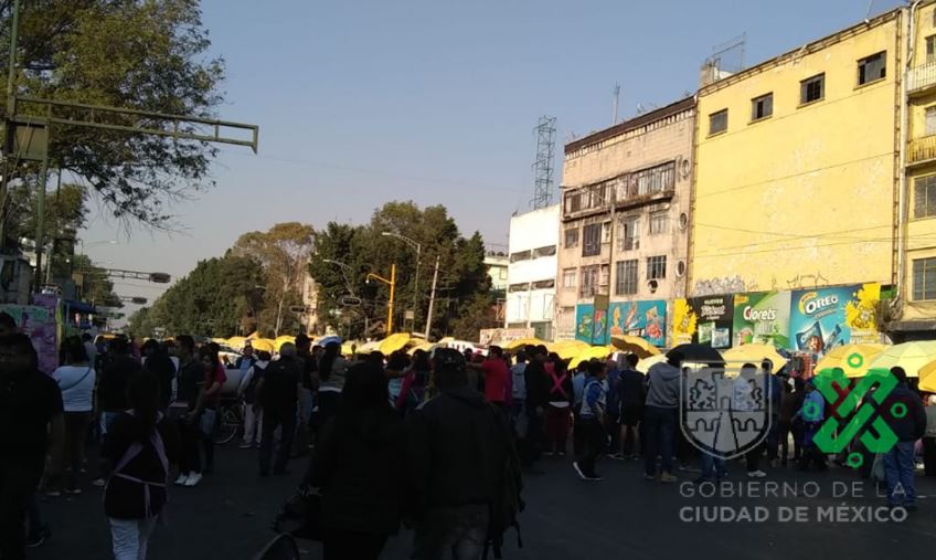 Bloqueo de vecinos en La Merced por falta de luz. (Tomado de @OVIALCDMX)