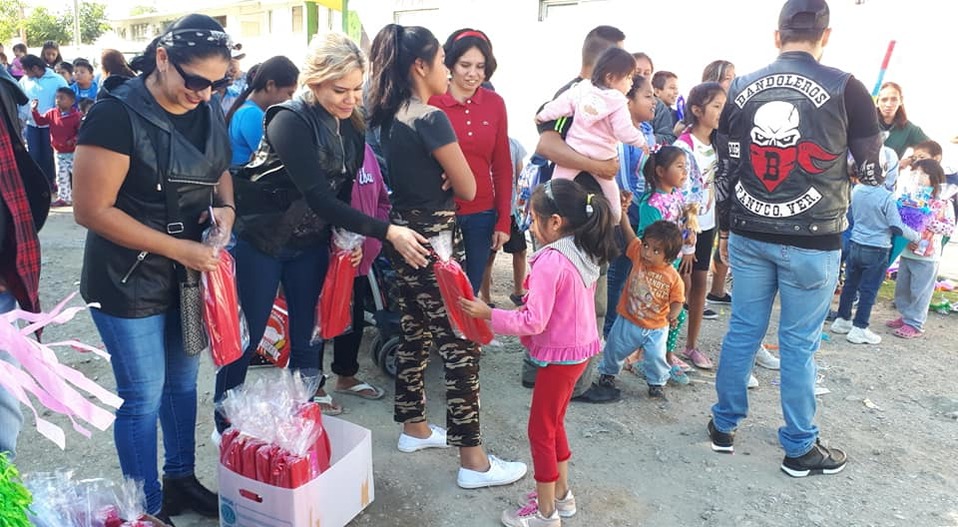 Club de motociclistas entregan juguetes a niños de Pánuco (Foto/Aristeo Abundis)