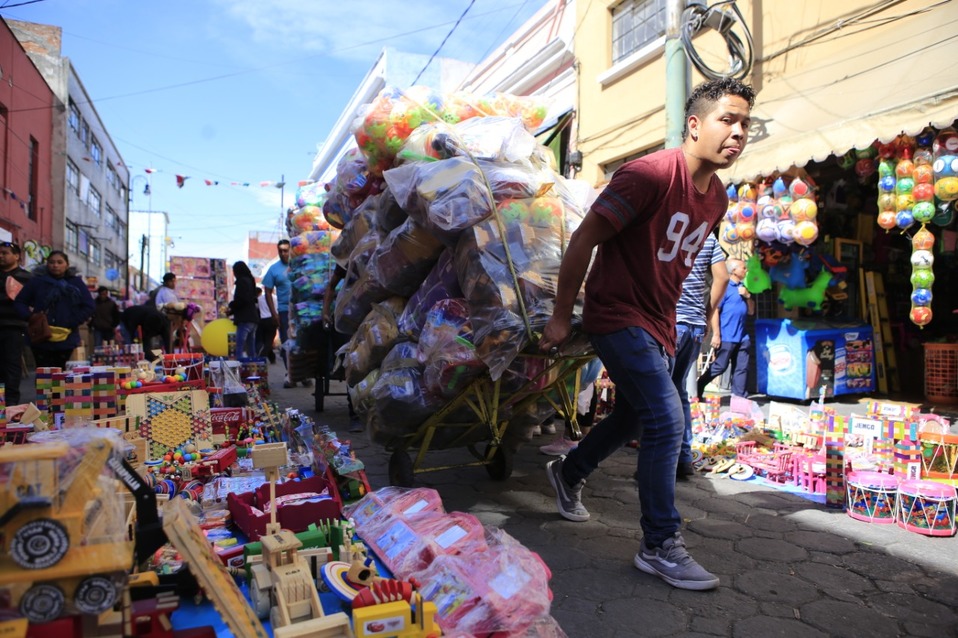 Comercio informal y establecido tomaron las calles del centro por día de reyes. (Andrés Lobato)