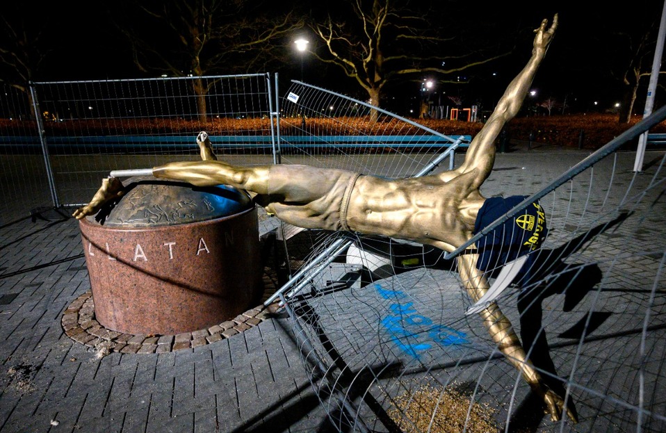 Derrumban estatua de Zlatan Ibrahimovic en Suecia (AFP)