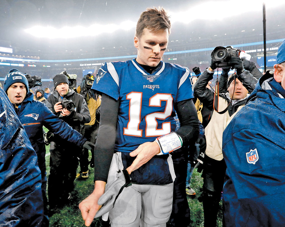 Desconsolado, Tom Brady salió del Gillette Stadium. (Reuters)