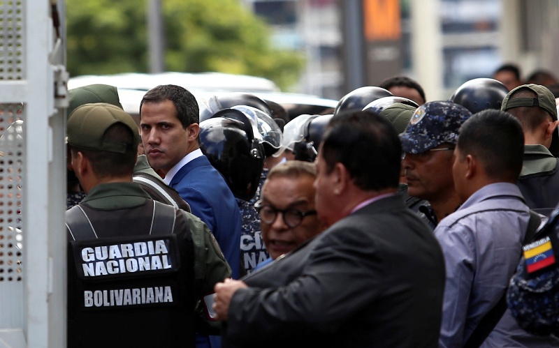 Juan Guaidó a su llegada al Parlamento. (AP)