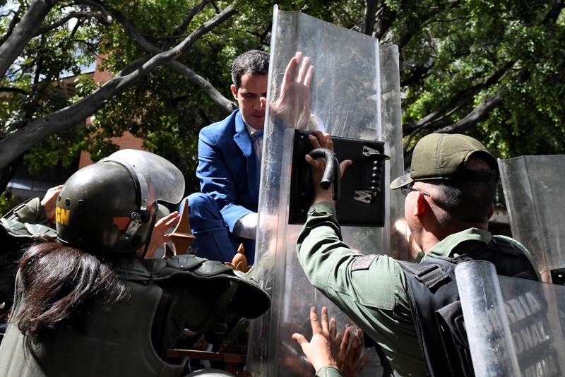 Juan Guaidó fue impedido por policías a entrar al Parlamento. (AFP)