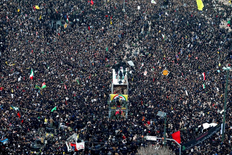 Una marea humana iraní despidió al general Soleimani; el gobierno decretó tres días de luto nacional.