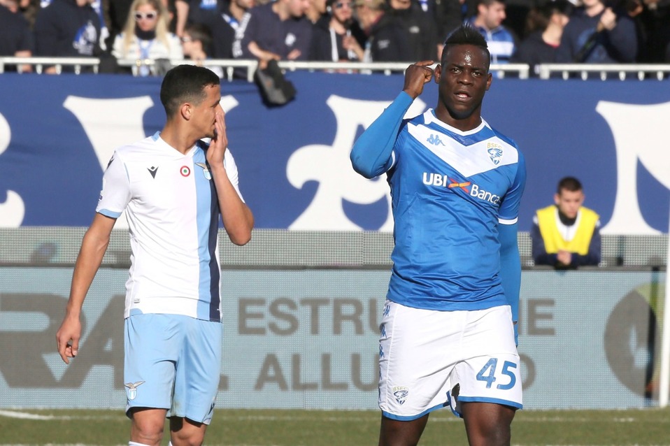 Mario Balotelli detiene partido por cánticos racistas (EFE)