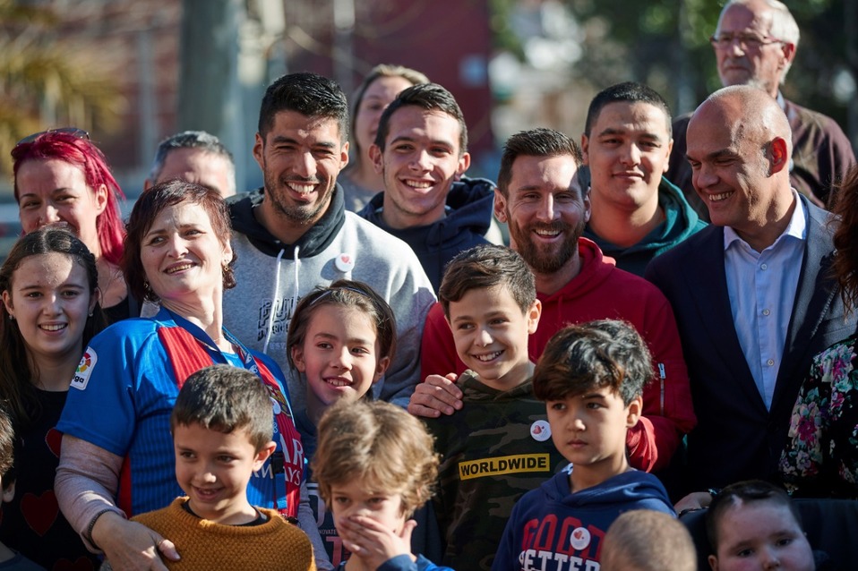 Messi y Suárez, en la Casa Ronald McDonald (EFE)