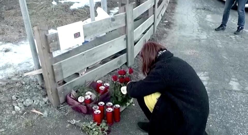 Una mujer enciende veladoras en la zona del accidente (Reuters)