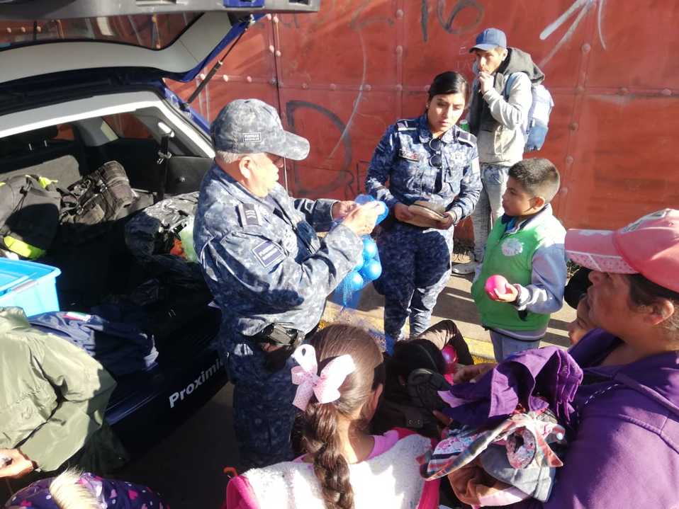 Policías de Pachuca regalan juguetes. (Elizabeth Hernandez)