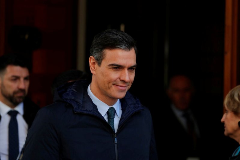 El presidente del gobierno de España Pedro Sánchez abandona el Congreso de los Diputados, en Madrid. (AP)