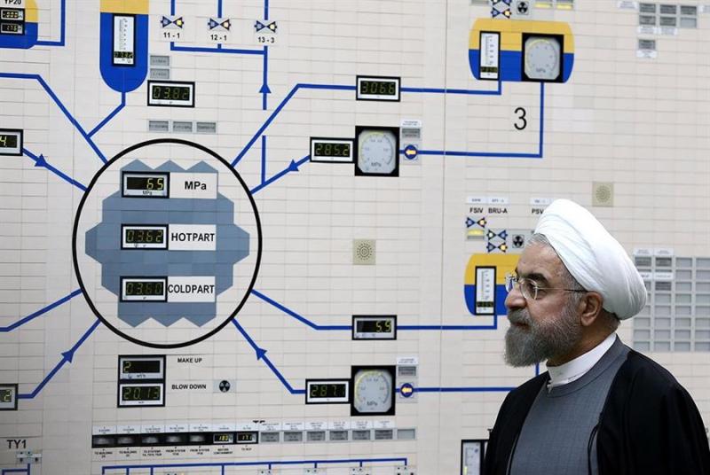 El presidente iraní Hassan Rouhani durante su visita a la central nuclear de Bushehr, en la ciudad de Bushehr en 2015. (EFE)