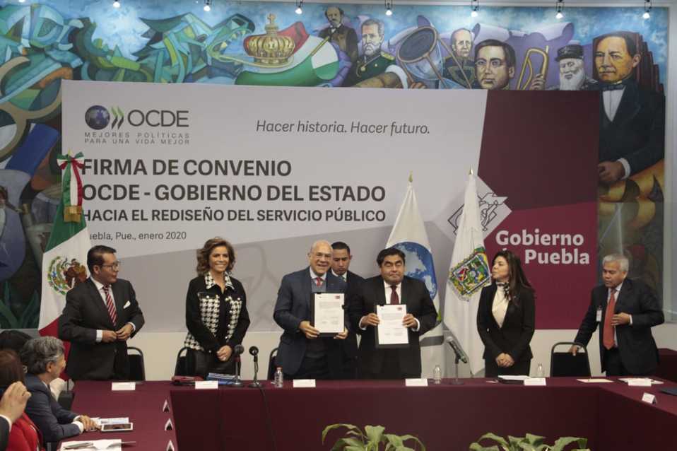 Barbosa firma convenio con la OCDE. (Melanie Torres)