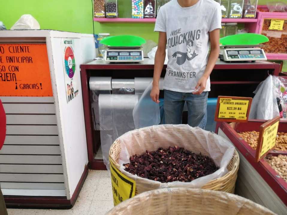 Uso de bolsas de plástico visible en tiendas del centro. (Andrés Lobato)