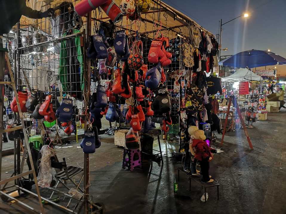 Cierran vialidad de Eje 1 Norte por venta de juguetes para Día de Reyes Magos. (César Velázquez)
