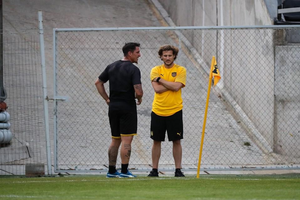Diego Forlán dirige su primer entrenamiento con el Peñarol (EFE)