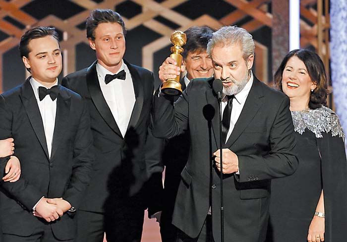 El elenco de la cinta acompañó al cineasta británico a recoger su galardón sobre el escenario.