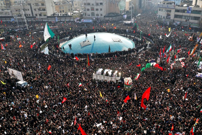Una enorme multitud rindió homenaje en Teherán al general Soleimani. (AP)