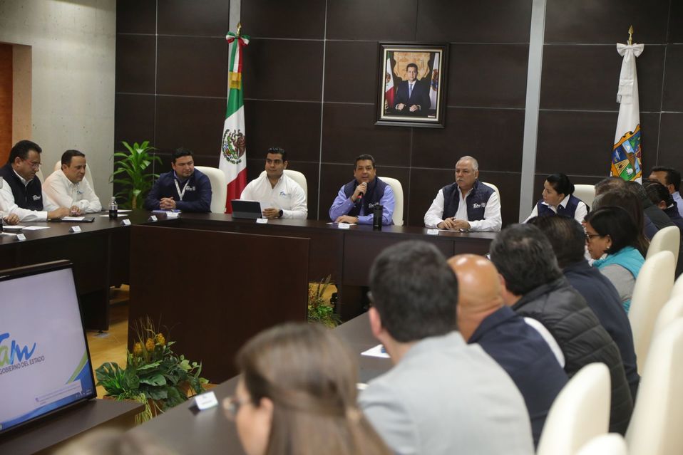 El gobernador Francisco García Cabeza de Vaca en reunión en la Torre Bicentenario. (Cortesía)
