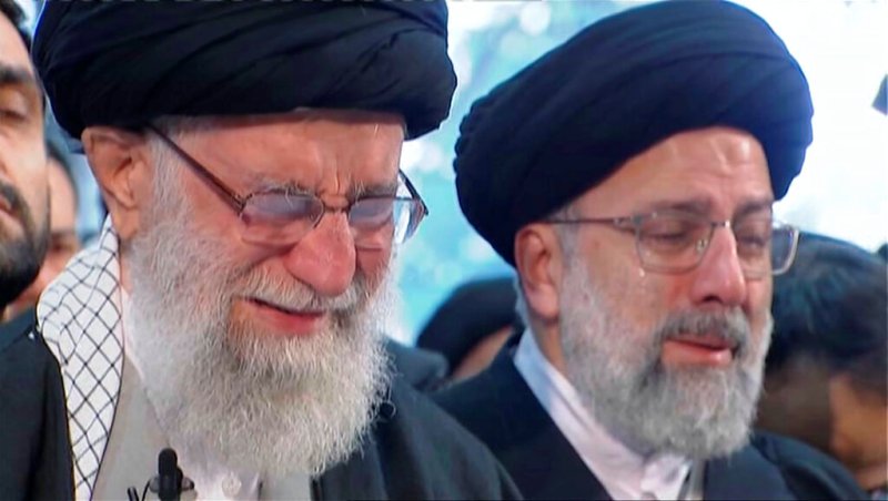 El líder supremo de Irán, el ayatolá Ali Jamenei (izquierda), llora mientras dirige una oración sobre el féretro del general Qasem Soleimani. (AP)