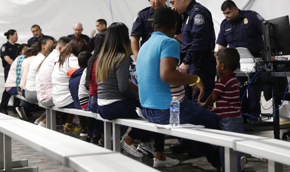 Migrantes que solicitan asilo a Estados Unidos en septiembre de 2019 (AP)