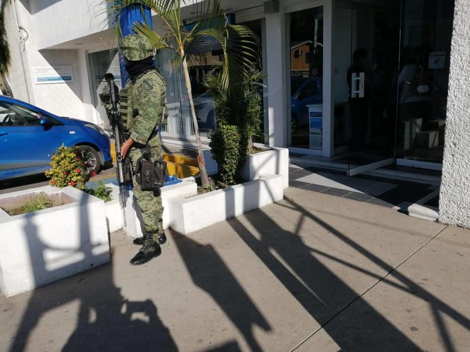 Militares investigan robo a banco.