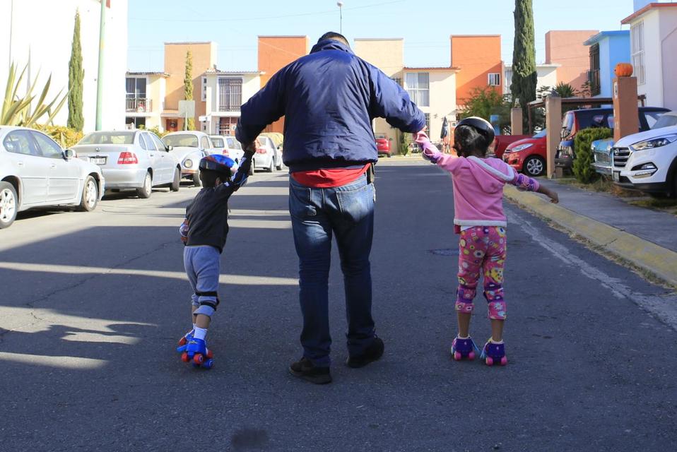 Niños salieron a probar sus nuevos juguetes.  (Andrés Lobato)