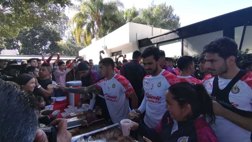 Se organizó la tradicional partida de la rosca de Reyes ante más de 500 aficionados. (Jesús Hernández)