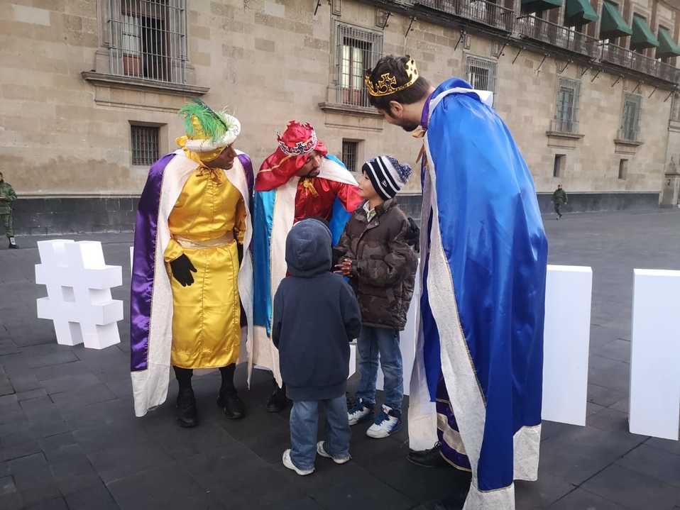 Reyes Magos visitan a AMLO en Palacio Nacional; le llevan carta de los niños, niñas y adolescentes de México. (César Velázquez)