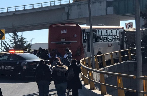 La zona está cerrada para realizar maniobras de retiro de unidades. (Abadiel Martínez)