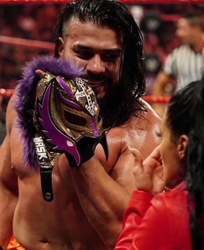 Andrade le arrebata la máscara a Rey Mysterio (Instagram: @WWE)