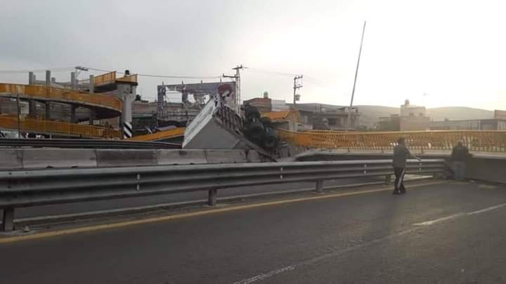 Cae puente peatonal. Foto: Especiales