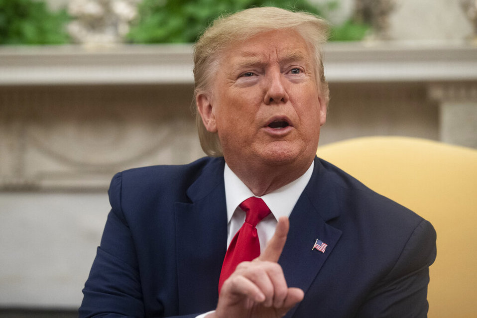 Donald Trump en la Casa Blanca con el primer ministro de Grecia antes del ataque. (AP)